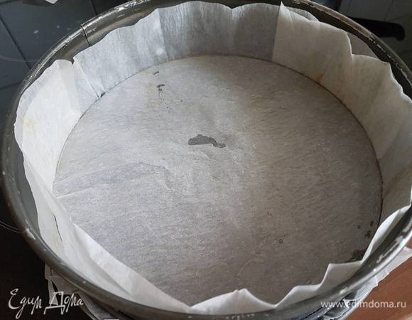 Форму диаметром 26 см застелите пергаментом и смажьте маслом.