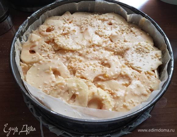 Сверху посыпать миндальной крошкой. Выпекать в заранее разогретой духовке при 180°С примерно 55 минут. 