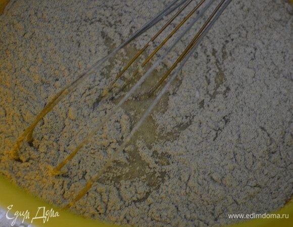 И добавьте в кефирно-творожную смесь, перемешайте.