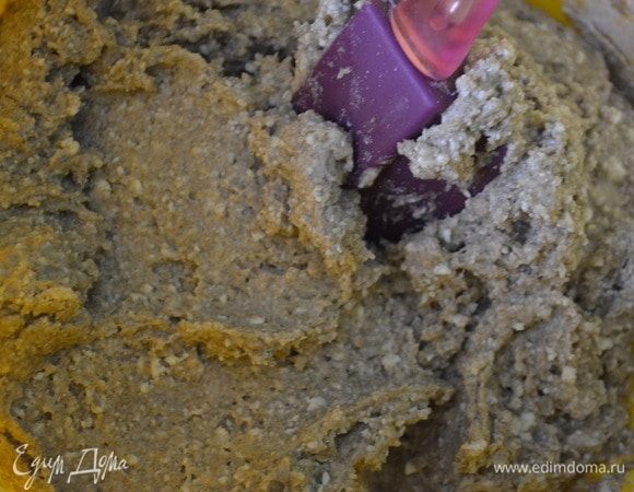 Тесто заверните в пищевую пленку и оставьте в холодильнике на 15–20 мин.