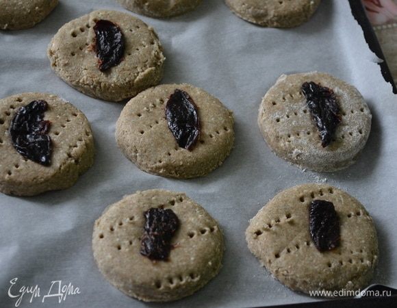 Раскатайте тесто на посыпанной мукой поверхности. Вырежьте из теста круги, наколите вилкой сверху положите чернослив ТМ «Семушка». Выпекайте при 180°С 15–20 мин.