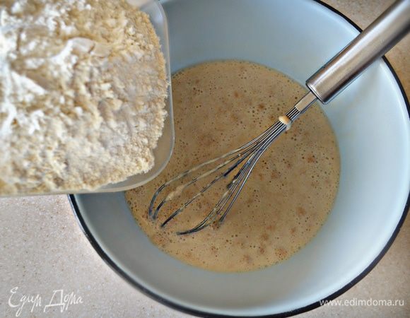 Затем влить оставшееся молоко, предварительно растворив в нем сахар и соль.