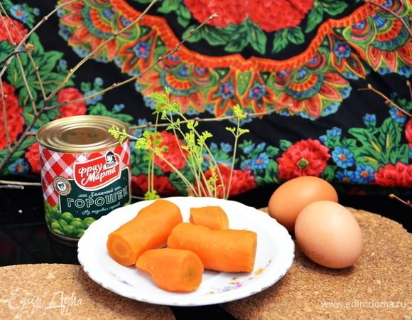 Варим яйца вкрутую. Варим морковь до мягкости.