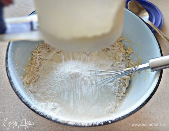 Всыпать оставшуюся просеянную муку и перемешать до образования однородного эластичного теста.