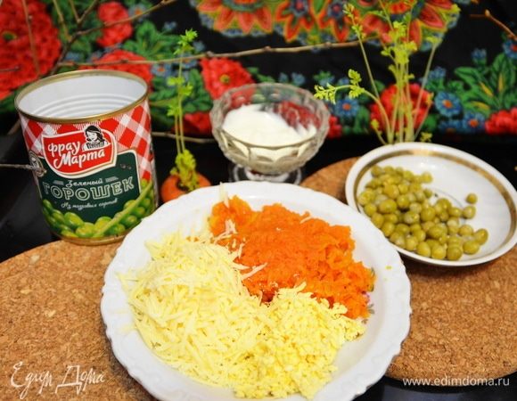 На мелкой терке трем морковь, сыр и желтки. Солим по вкусу. Добавляем немного майонеза, тщательно перемешиваем массу.