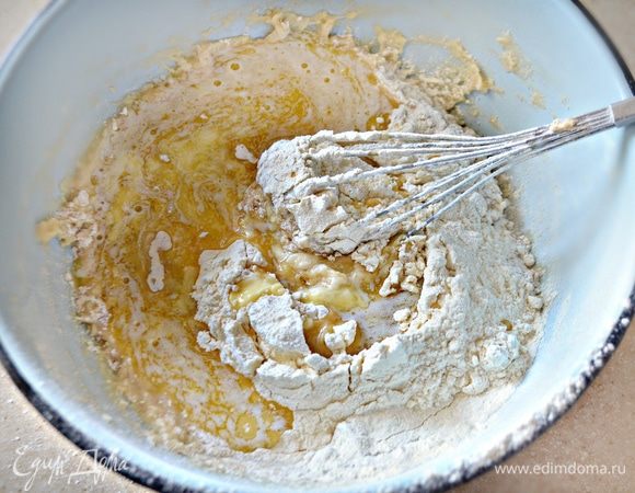 Добавить растопленное сливочное масло и перемешать.