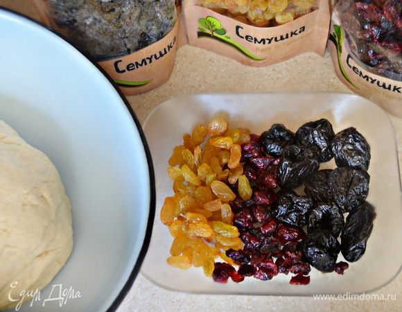 Залить сухофрукты теплой водой и оставить на 15–20 минут, после необходимо их обсушить и мелко нарезать.