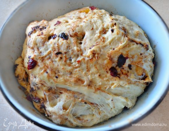 Добавить к тесту сухофрукты, цедру лимона и тщательно перемешать. Накрыть тесто полотенцем и поставить в теплое место на 40–45 мин.