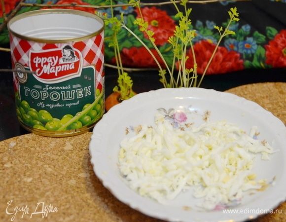 Отдельно трем яичные белки. Выкладываем на порционные тарелки.  