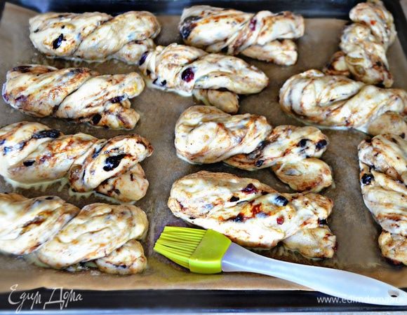 Выложить булочки на покрытый пергаментом и смазанный сливочным маслом противень и дать постоять 10–15 мин. После смазать верх желтком, взбитым с молоком и выпекать в нагретой до 180°С духовке до золотистого цвета (примерно 40–45 мин, но лучше все же ориентироваться на свою духовку).