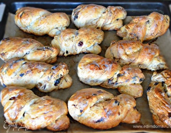 Готовые горячие булочки смазать сливочным маслом и обсыпать сахарной пудрой.