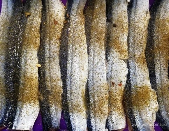 Разделать сайру на филе. Посолить, поперчить, при желании можно сбрызнуть лимоном. Мясо у сайры вкусное, нежное, ароматное, если не хотите перебивать естественный аромат, лимон не нужен. 