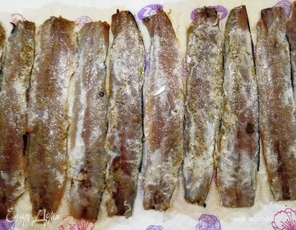 Оставляем рыбу буквально 5 минут мариноваться. Затем выкладываем на бумажное полотенце кожей вниз, просушиваем ее.