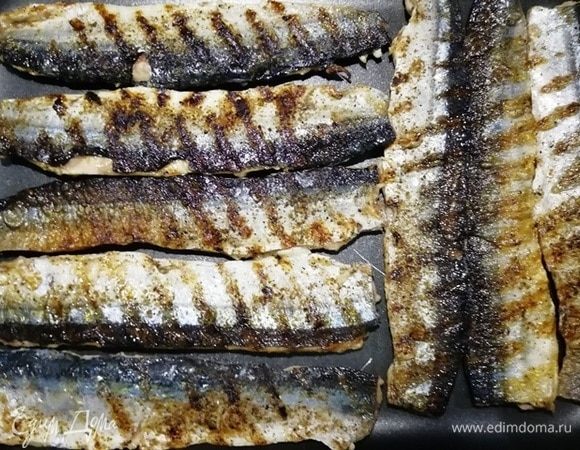 Перекладываем на противень кожей вверх, ставим в духовку, разогретую до 200⁰С и запекаем 1 минуту. Вот так, 2 минуты — и вкуснейшая, нежная сайра готова!