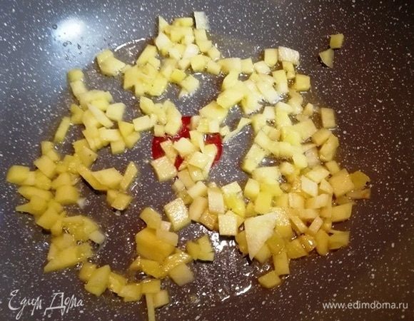 Ананас обжариваем 3–5 минут в раскаленном оливковом масле до карамелизации.
