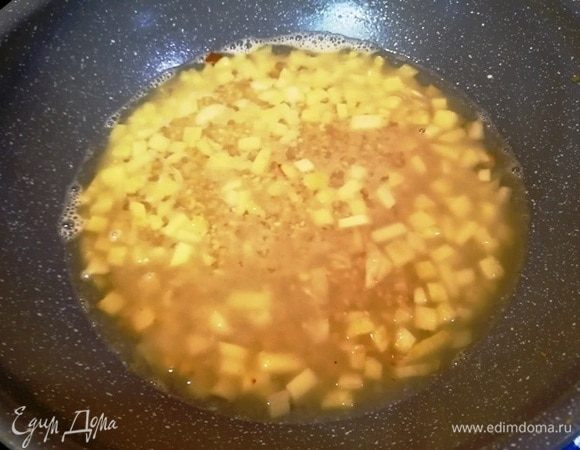 Добавляем воду, уменьшаем огонь, накрываем крышкой и томим 10–15 минут. Булгур должен полностью впитать в себя жидкость.