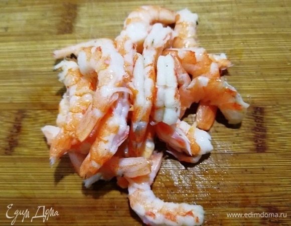Размороженные креветки очищаем, промываем.