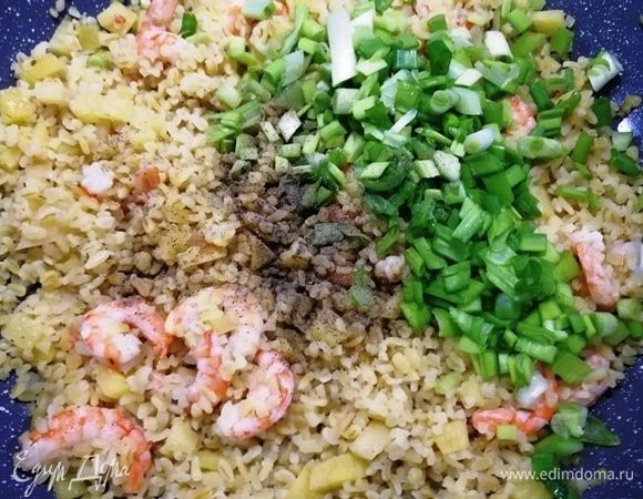 Добавляем лук, солим, перчим, перемешиваем. Гарнир готов!