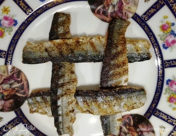 Собираем блюдо. Выкладываем сайру.