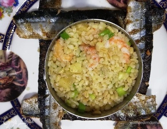 Сверху устанавливаем кулинарное кольцо и выкладываем ананасовый булгур.