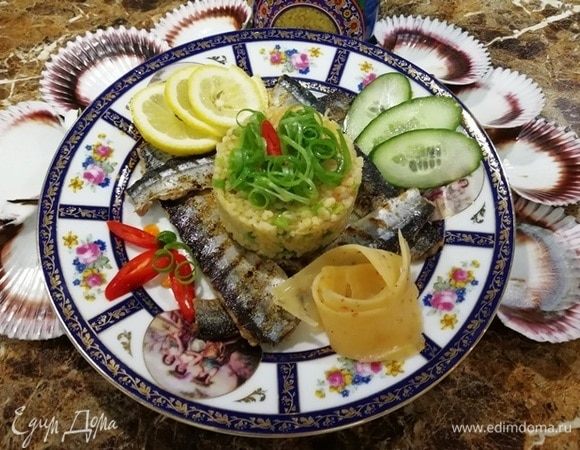 Подаем с лимоном, свежим огурчиком, перчиком чили и дольками сыра. Украшаем зеленым луком. Или на свой вкус. 