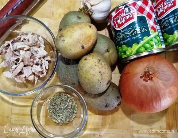 Подготовим ингредиенты для супа. 2 банки зеленого горошка ТМ «Фрау Марта», картофель, лук, чеснок, курицу из бульона, семена фенхеля.