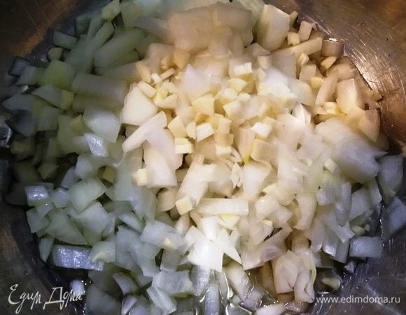 На подсолнечном масле пассеровать лук и чеснок до мягкости лука. 