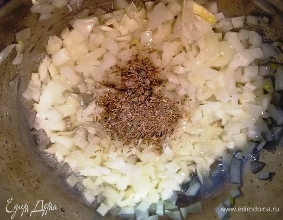 Добавить слегка измельченные семена фенхеля.