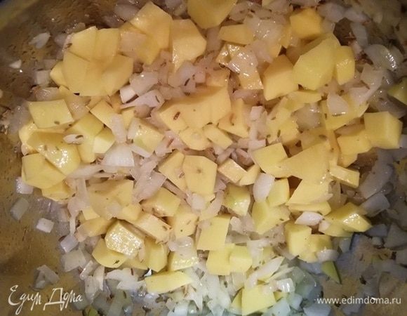 Добавить картофель, перемешать.
