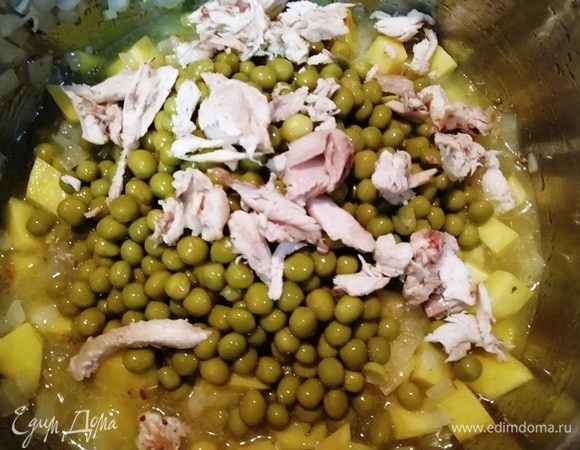 Добавить горошек с жидкостью и курицу.