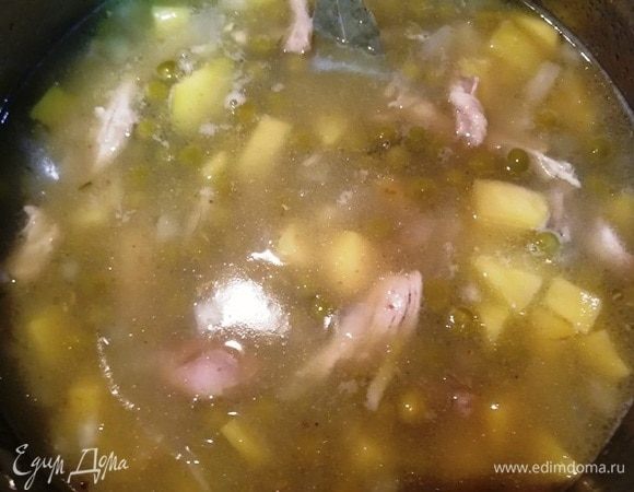 Влить куриный бульон и варить около 20 минут до мягкости картофеля. Посолить и поперчить по вкусу. Положить лавровый лист.