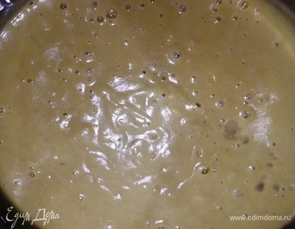 Вынуть лавровый лист. Погружным блендером взбить суп. Консистенция получается аэрированная, воздушная.