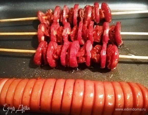 Отправить противень в духовку, разогретую до 200⁰С в режиме гриль на 5 минут.