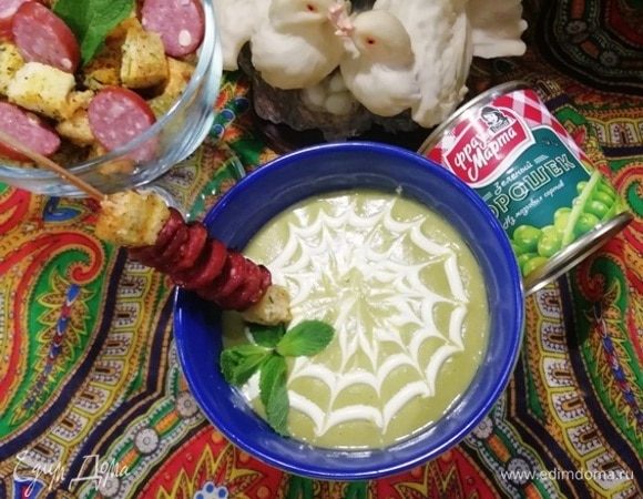 С дух сторон на шпажку я нанизала домашние сухарики. Подаем суп, украсив веточкой мяты (она прекрасно дополняет аромат фенхеля) и майонезом. Дополняем шпажкой с шашлычком из колбасы. Отдельно подаем сухарики и колбаску. Приятного аппетита!