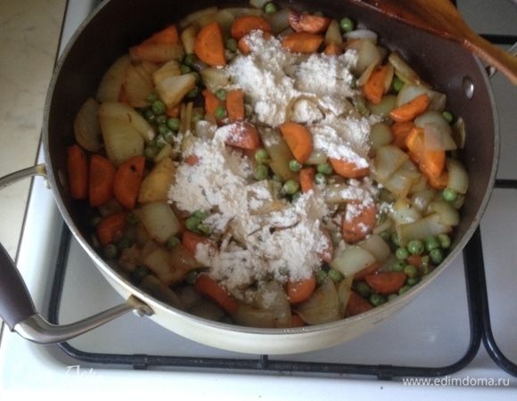 Добавить столовую ложку муки, перемешать.