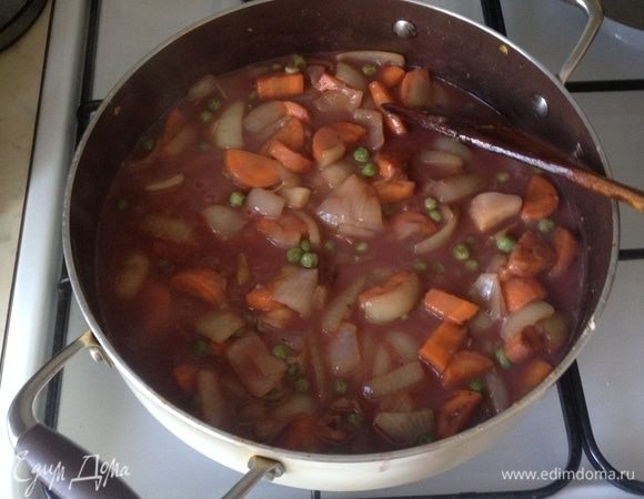 Влить воду, перемешать, следом вино, довести до кипения и посолить по вкусу.