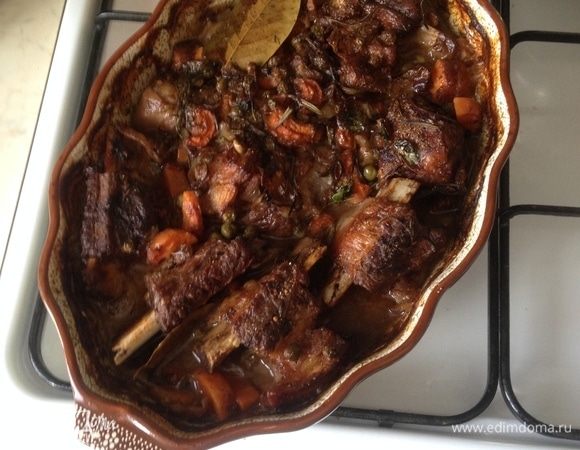 После томления у мяса появляется запеченная корочка красного насыщенного цвета, мясо легко отделяется от косточки, соус с пропеченными овощами и ароматными специями.