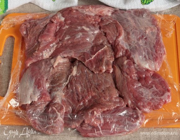 Кусок говяжьей мякоти (500–600 г) промыть, обсушить салфеткой или полотенцем. Теперь в книжной ориентации необходимо сделать два надреза в противоположных направлениях, не дорезая до конца 1 см, чтобы при развороте получилась буква Z. В развернутом виде поместить в мешочек или между кусочками пленки (во избежание брызг) и отбить молоточком. Мясо должно быть без сухожилий и желательно молодого животного. 