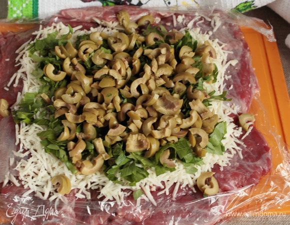 Мелко порубить зелень петрушки (5 веточек) и нарезать полукольцами зеленые консервированные оливки (0,5 баночки). Оливки удобнее брать без косточек. Выложить поверх сырного слоя петрушку, затем оливки.