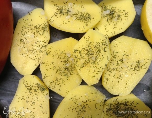 Повнимательнее рассмотрим... Картофель с крупной солью и сухой зеленью (тут укроп).
