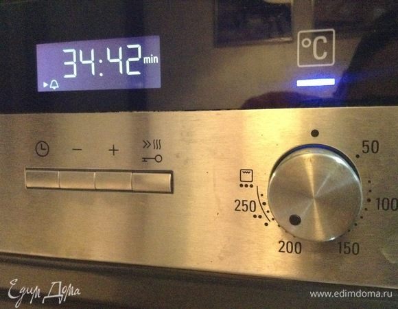 Температуру — на 220–225°С, таймер — на 35–40 минут.