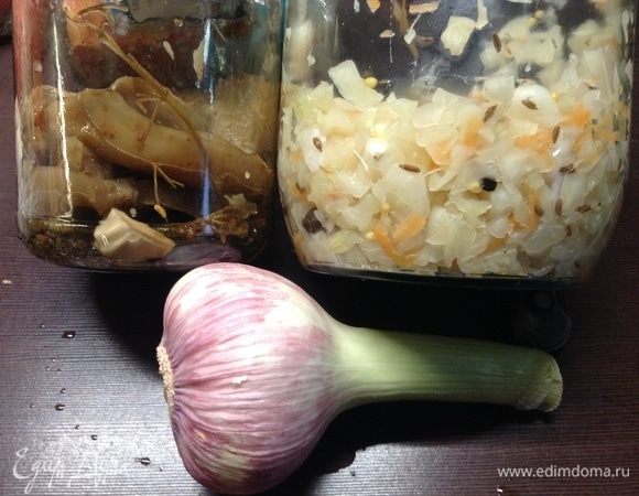 Тем временем «мечем на стол»:)
Чуть позже появится рецептик квашеной капусты. Груздочки — уже есть тут такой. Ну вот, чеснок попался свежий — на стол его.