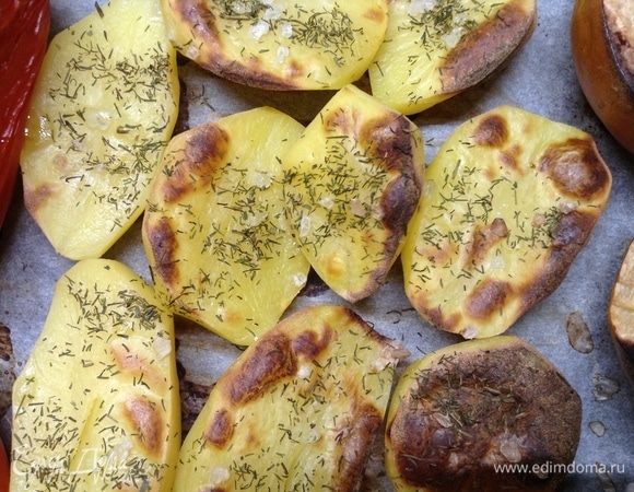 Вглядимся чуть. Вот соль на картошке — никуда не делась, как и загадывали, ибо была крупного помола, ежели морская — так совсем здорово. Травка же при таком сухом способе запекания, на мой взгляд, обязательна сухая. Она не высохнет уже больше, а аромат даст, ибо соль таки заставит картофель соки чуть выпустить, а тут и сухая ароматная горячая травка. 