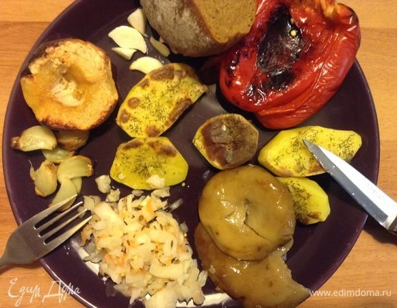 В общем-то;)
Все это — по тарелкам. Туда же капустки, грибочков, чеснока свежего.
Ломоть душистого черного хлеба. Ну, можно настойки «Несмеяновки» (тоже есть рецептик).
А можно и с чаем. К слову сказать. Для тех, кто Великий пост старается держать, да еще по монастырскому уставу. Это, надо сказать, особенно строго. Так вот, по вторникам и четвергам, когда горячее можно, но также без масла даже и растительного. Такой вот ужин. Поверьте, попробуйте, будете всегда.