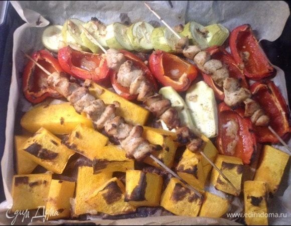 А вот «заход» номер 3, из двух снимков:)
Тут видно кабачок, тыкву, нарезанный перец красный сладкий, но оказалась в холодильнике грудка куриная — так на шпажки ее деревянные, нарезав и чуть посолив-поперчив (перец я так всегда горошком беру и давлю его перед самым-самым, ароматище!).