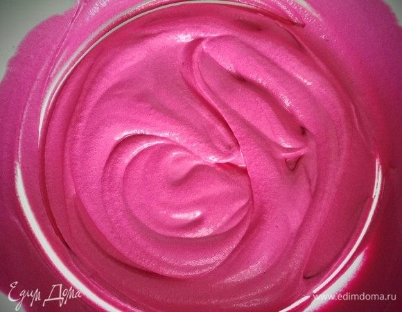 Предварительно сваренную или запеченную свеклу измельчаем блендером вместе с двумя апельсинами. Апельсин добавляет сладость и кислинку, но если их нет под рукой, то свеклы будет достаточно. Далее добавляем творог и смешиваем все до однородного состояния. 