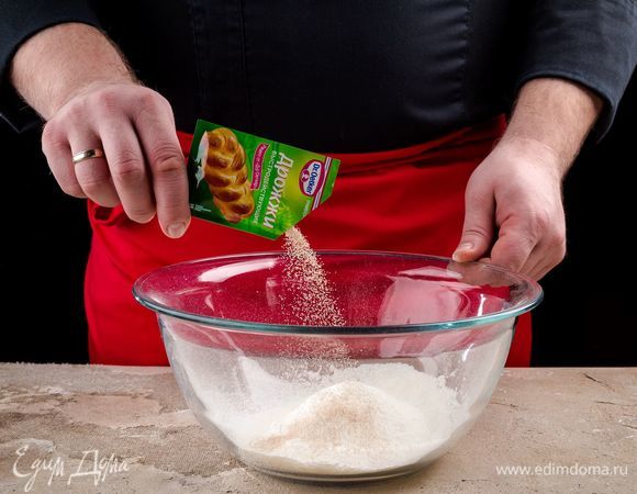 Добавьте в нее дрожжи Dr. Oetker и перемешайте.