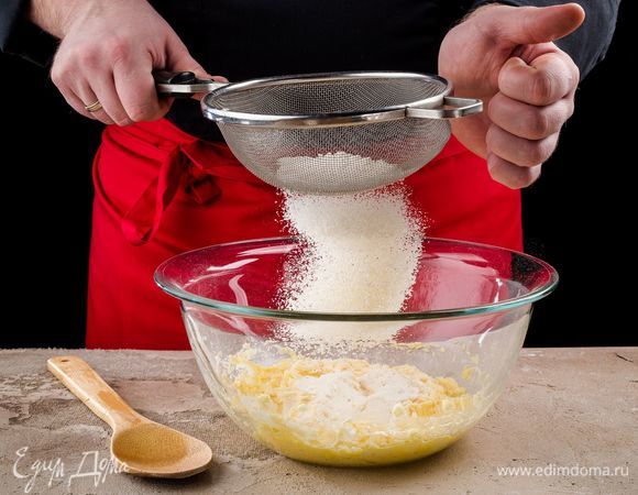 Взбейте массу миксером на средней скорости. Затем всыпьте половину просеянной муки и снова взбивайте, пока тесто не приобретет нежную текстуру.