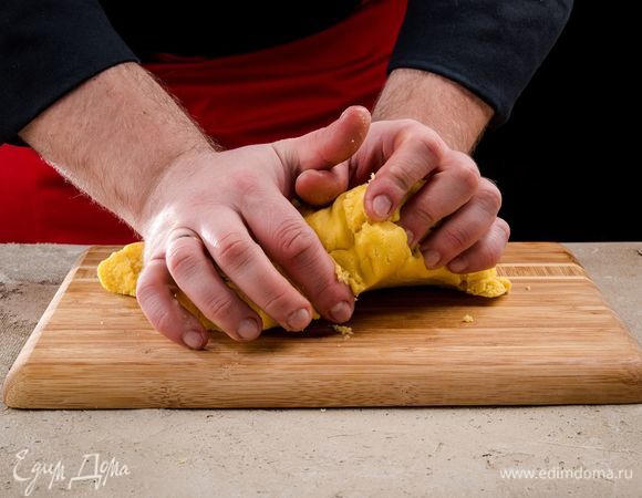 Всыпьте оставшуюся муку и замесите тесто руками, пока оно не станет плотным и эластичным. Заверните тесто в пищевую пленку и поставьте на полчаса в холодильник.