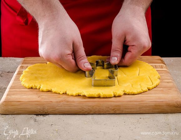 Раскатайте тесто в пласт не толще 1 см. Вырежьте печенье, используя формочки.